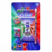 Pyjamas Incredibles, blyant, viskelær, pennväsare og en bok