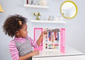 Barbie garderobe med 6 kleshengere
